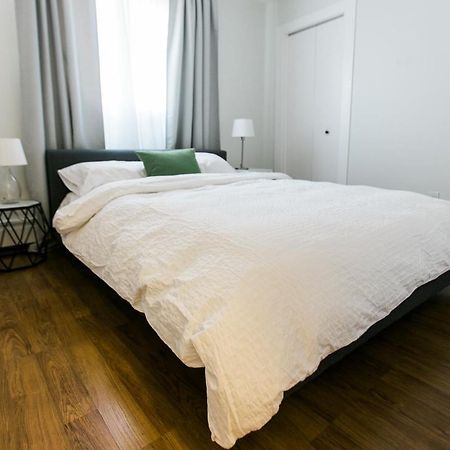 Cozy 2-Bedroom Condo Near Downtown, With Laundry, Parking, Balcony 卡加利 外观 照片