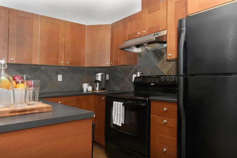 Cozy 2-Bedroom Condo Near Downtown, With Laundry, Parking, Balcony 卡加利 外观 照片