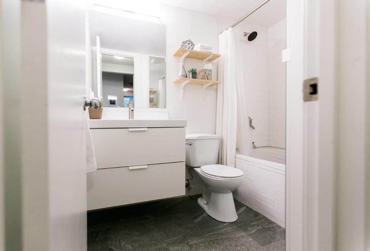 Cozy 2-Bedroom Condo Near Downtown, With Laundry, Parking, Balcony 卡加利 外观 照片